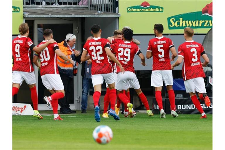 Der SC Freiburg verabschiedet sich mit einem : gegen den SC Augsburg aus dem vor 67 Jahren errichteten Dreisamstadion. Foto: Philipp von Ditfurth/dpa