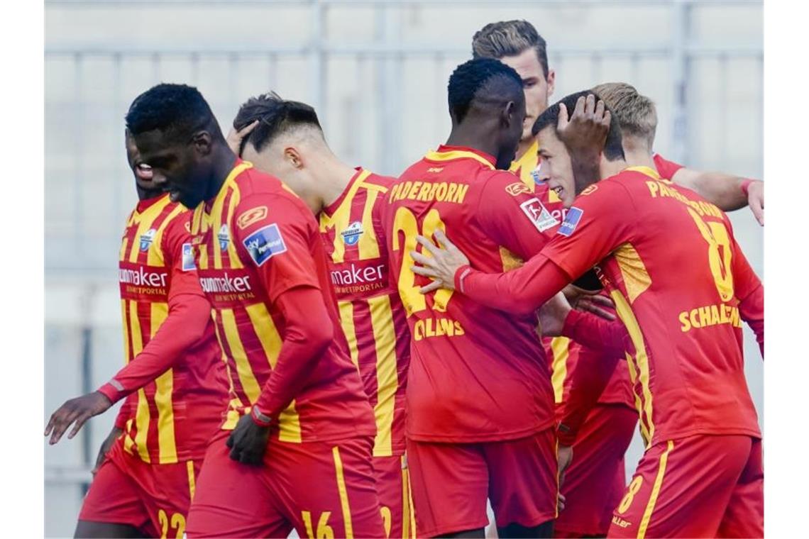 HSV-Verfolger schwächeln - Osnabrück springt auf Platz zwei Der SC Paderborn feierte einen souveränen Auswärtssieg in Darmstadt. Foto: Uwe Anspach/dpa