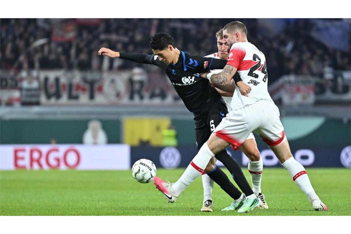 Der SC Paderborn legt los wie die Feuerwehr, beim VfB ist die Verunsicherung deutlich zu spüren.