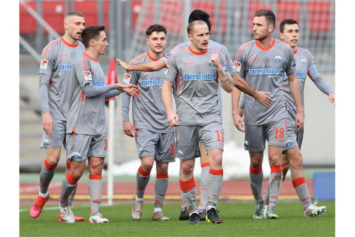 Fehlstart für St. Pauli - Darmstadt verpasst Rang eins Der SC Paderborn startete mit einem Sieg in Nürnberg ins Pflichtspieljahr 2022. Foto: Daniel Karmann/dpa