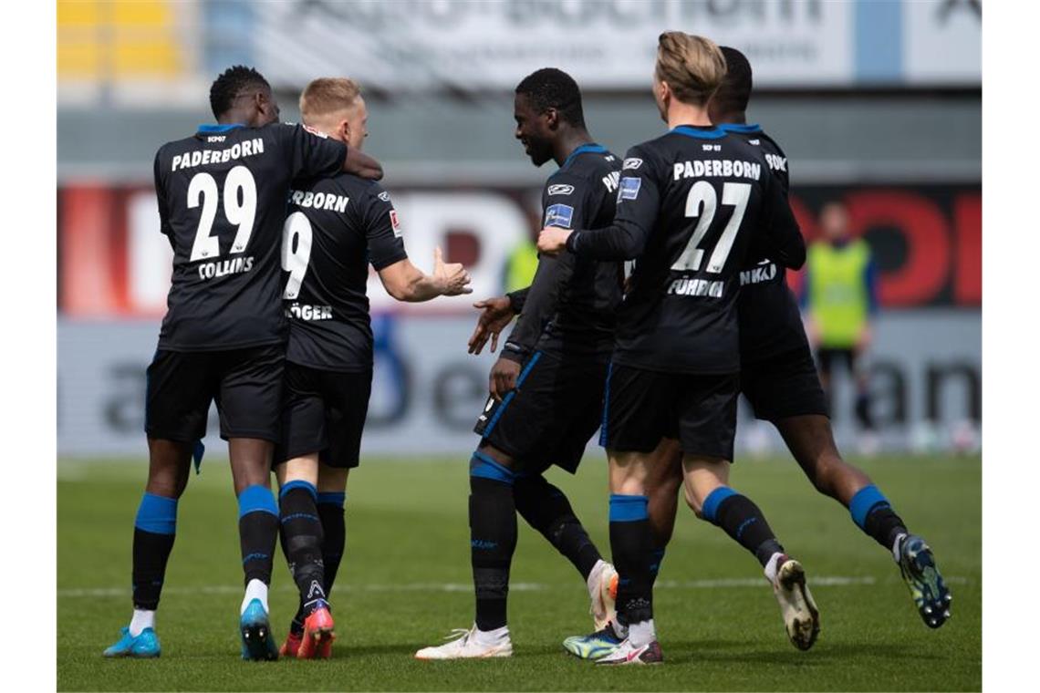 HSV und Fürth sieglos - Sandhausen jubelt im Abstiegskampf Der SC Paderborn wandelte einen Rückstand noch in einen Sieg gegen Düsseldorf um. Foto: Marius Becker/dpa