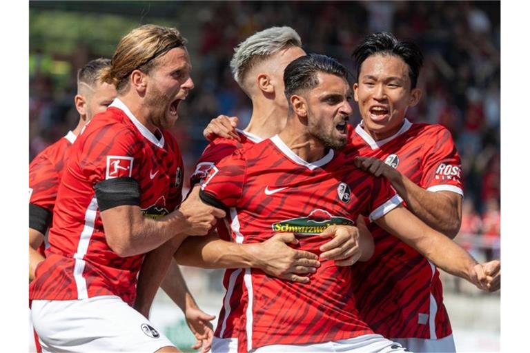 Der SC Freiburg reitet seit Saisonstart auf einer Welle des Erfolgs. Foto: Philipp von Ditfurth/dpa