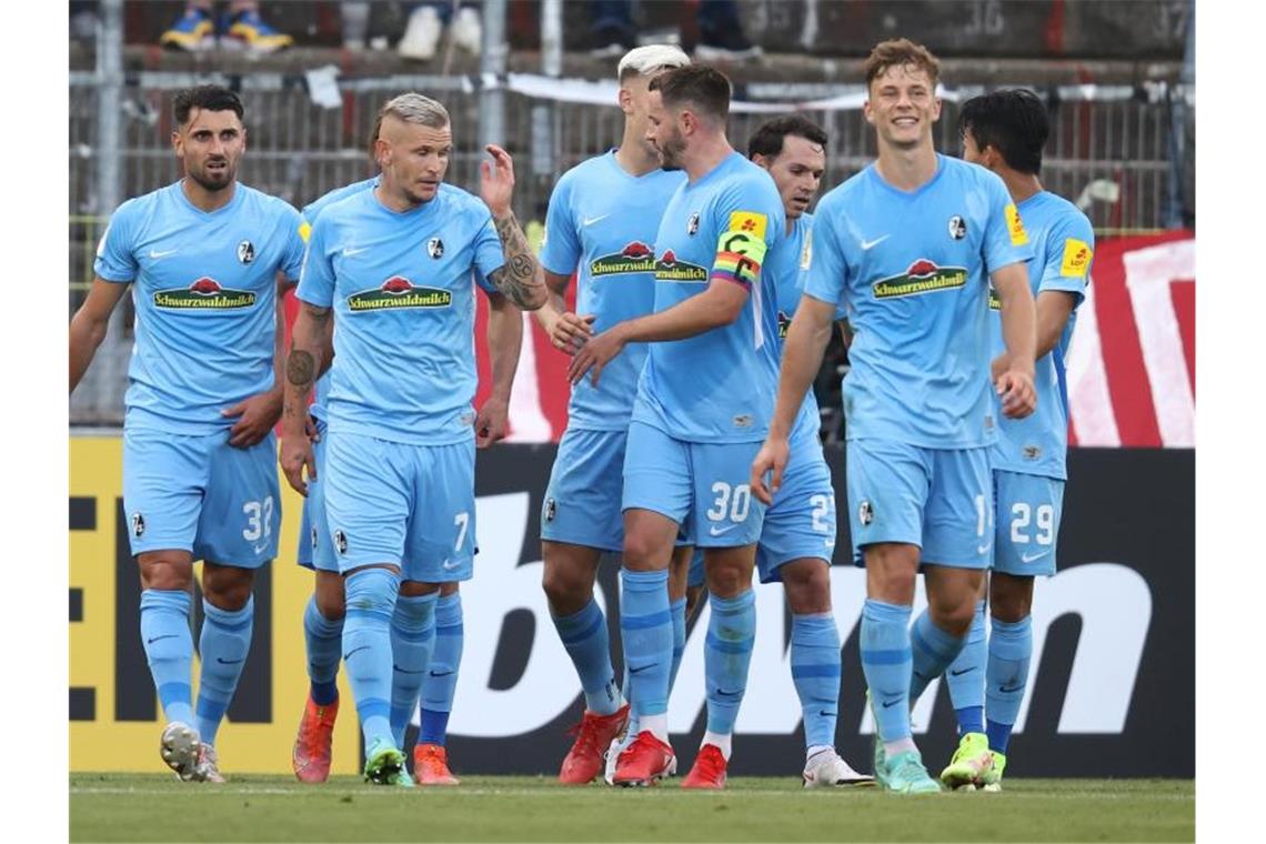 Der SC Freiburg schlägt die Würzburger Kickers mit 1:0. Foto: Daniel Karmann/dpa