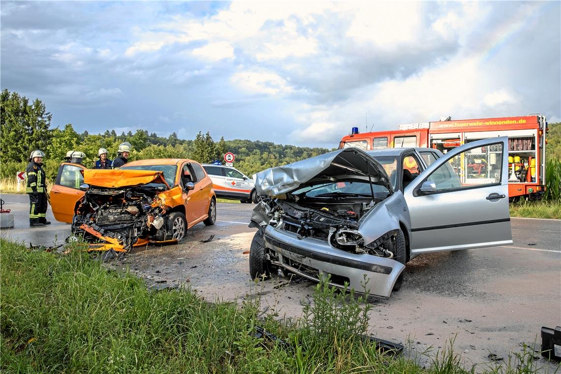 Frontal aufeinander: drei Schwerverletzte nach Kollision in Winnenden Der Schaden beträgt rund 30.000 Euro. Foto: Benjamin Beytekin