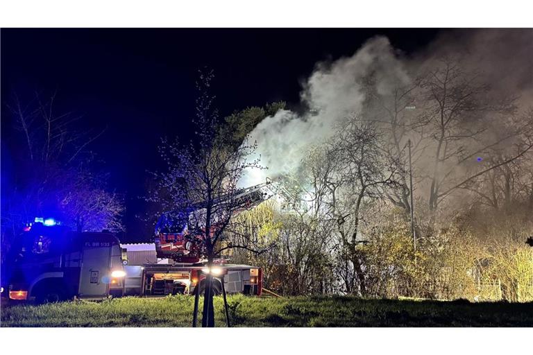 Der Schaden, der durch das Feuer entstanden ist, wird auf etwa 200.000 Euro eingeschätzt.