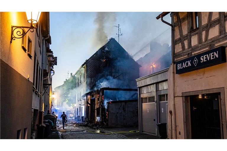 Der Schaden dürfte nach ersten Einschätzungen der Feuerwehr in die Millionen gehen.