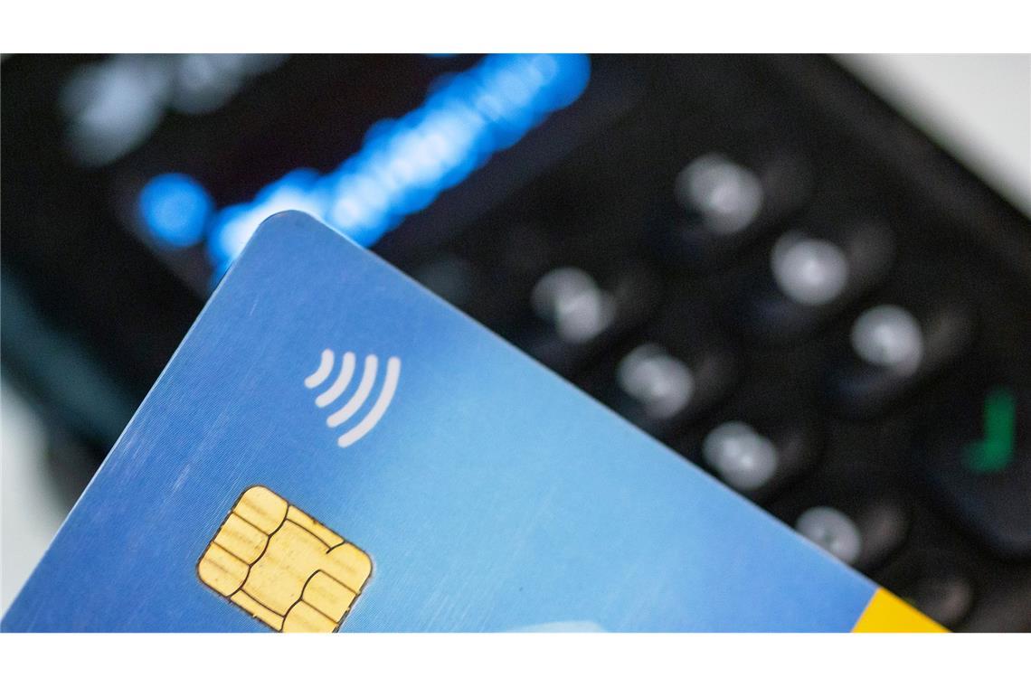 Weniger Betrugsschäden mit der Girocard Der Schaden nach Diebstählen von Girocards geht deutlich nach oben. (Symbolbild)