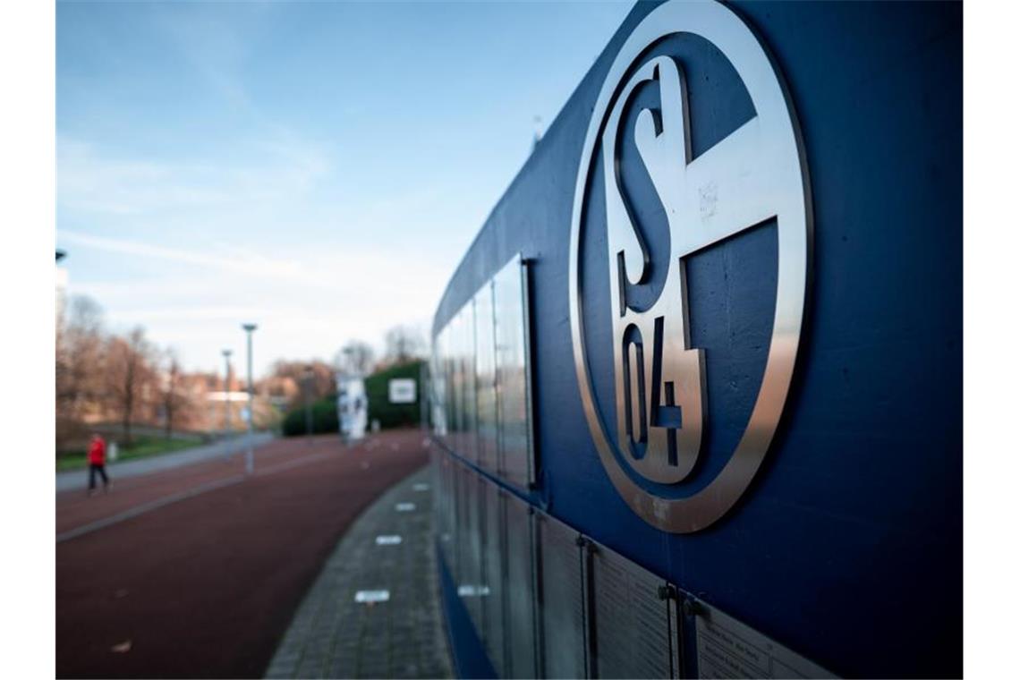Personalbeben und Appelle: Schalke vor einem Scherbenhaufen Der Schalke 04 steckt in einer tiefen Krise. Foto: Fabian Strauch/dpa