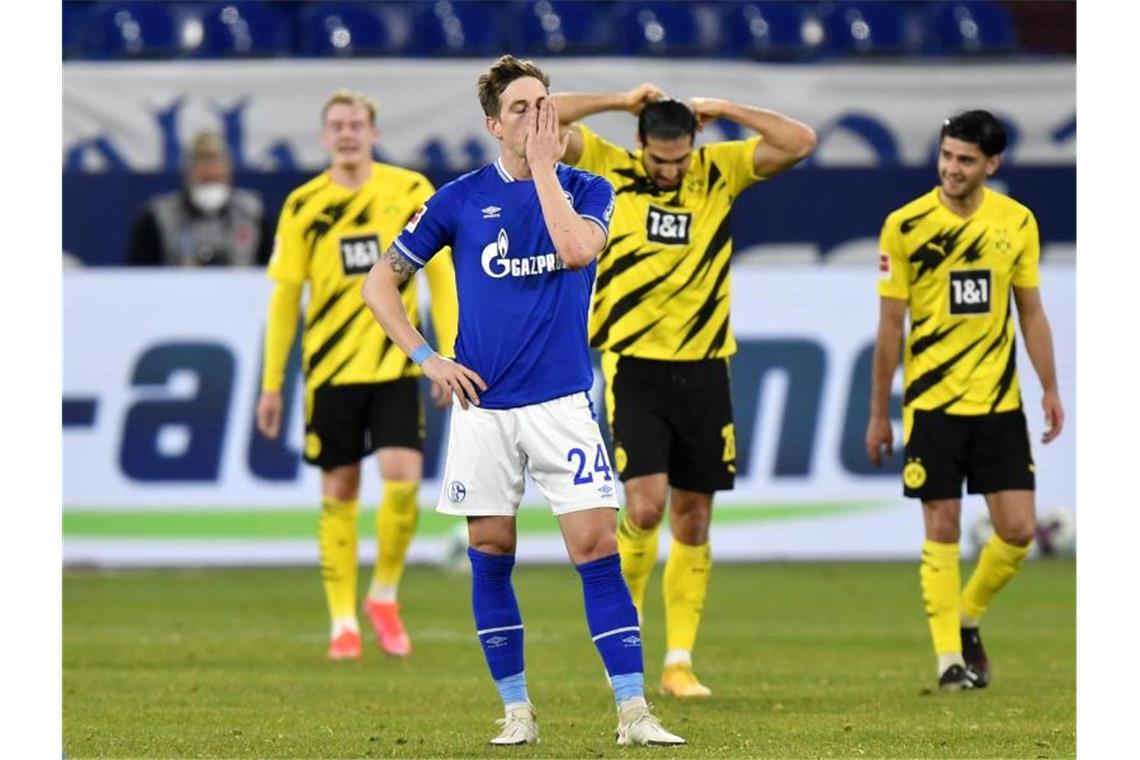 Vorläufiger Abschied vom Derby: Schalke kaum noch zu retten Der Schalker Bastian Oczipka (v.) ist nach einem Gegentreffer im Derby bedient. Foto: Martin Meissner/Pool AP/dpa