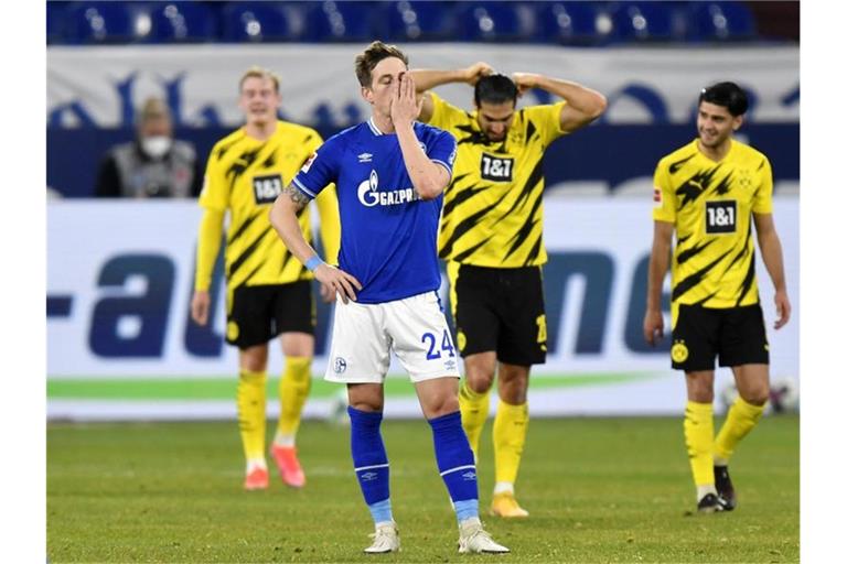 Der Schalker Bastian Oczipka (v.) ist nach einem Gegentreffer im Derby bedient. Foto: Martin Meissner/Pool AP/dpa