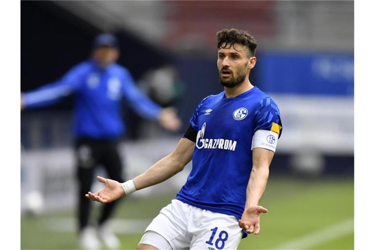 Der Schalker Daniel Caligiuri soll vor einem Wechsel zum FC Augsburg stehen. Foto: Martin Meissner/AP-Pool/dpa