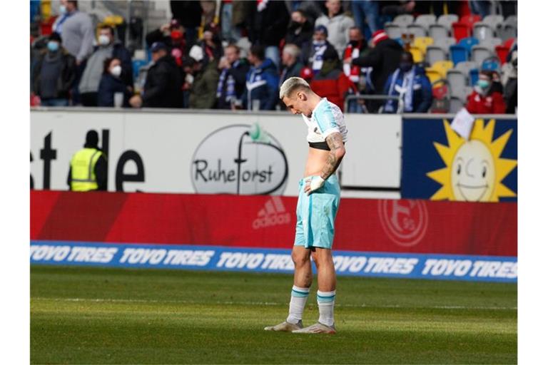 Der Schalker Darko Churlinov lässt nach dem Schlusspiff den Kopf hängen. Foto: Roland Weihrauch/dpa