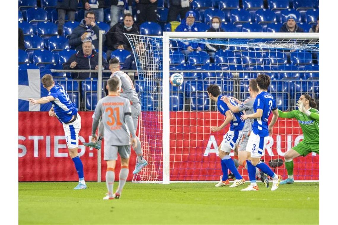 Erlösender Sieg für Schalke: Vorerst punktgleich mit dem HSV Der Schalker Marius Bülter erzielte das 1:0. Foto: David Inderlied/dpa