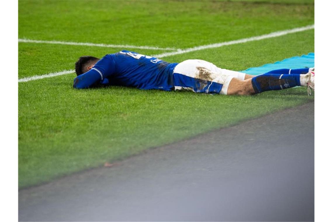 Der Schalker Ozan Kabak kann die späte Niederlage gegen Köln nicht fassen. Foto: Marius Becker/dpa