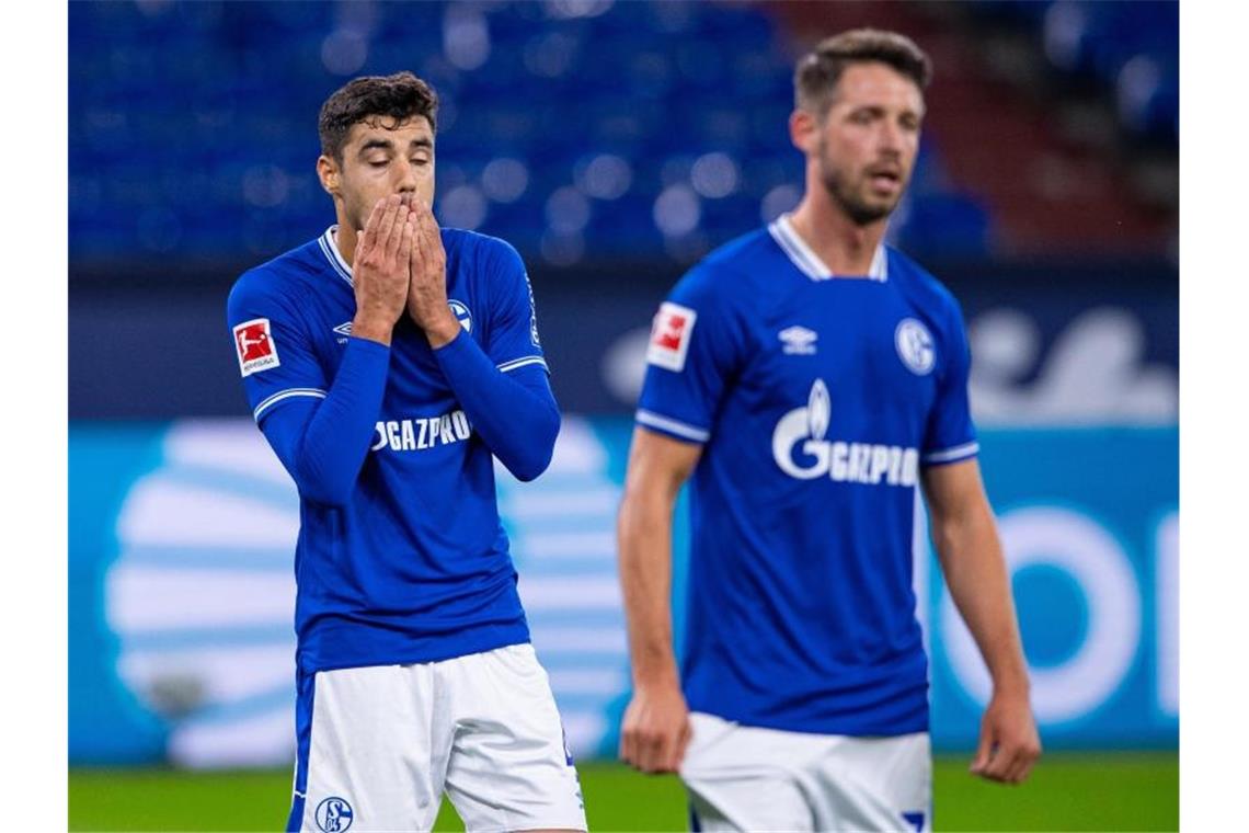 Der Schalker Ozan Kabak (l) soll Werder Bremens Ludwig Augustinsson bespuckt haben. Foto: Guido Kirchner/dpa