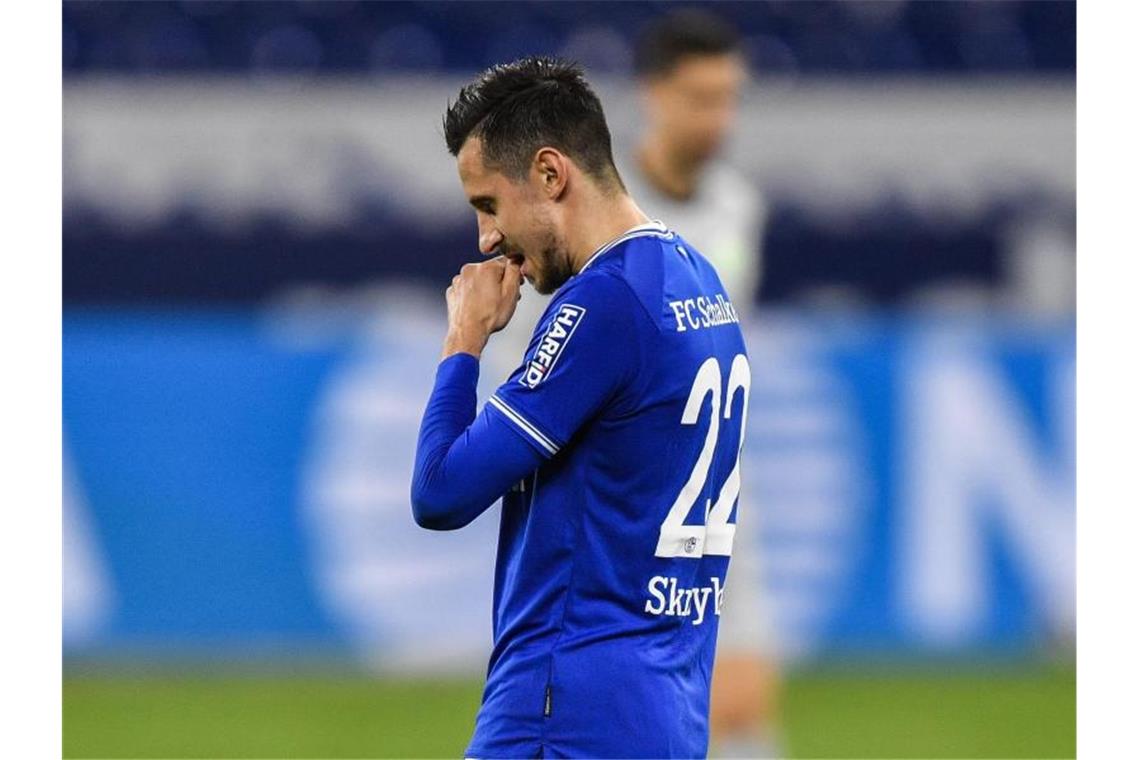 Der Schalker Steven Skrzybski ist nach der Niederlage frustriert. Foto: Martin Meissner/Pool AP/dpa