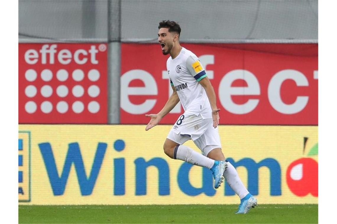 Der Schalker Torschütze Suat Serdar bejubelt seinen Treffer. Foto: Friso Gentsch