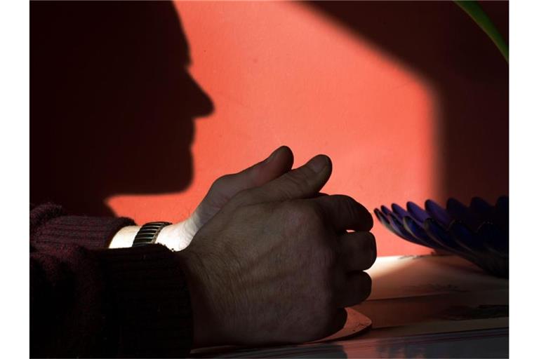 Der Schatten eines Wohnungslosen ist in einem Gemeinschafträum zu sehen. Foto: Jens Büttner/zb/dpa/Archivbild