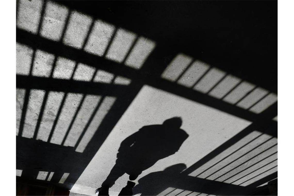 Der Schattenriss eines Mannes ist in der Justizvollzugsanstalt in einer Tür zu sehen. Foto: Felix Kästle/Archiv