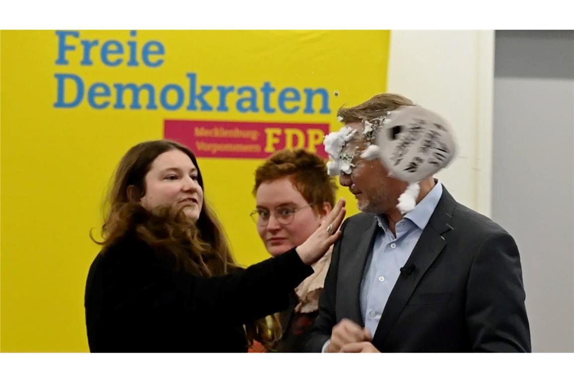 Linke-Politikerin bewirft Lindner mit Schaumtorte Der Schaum traf FDP-Chef Christian Lindner mitten ins Gesicht.