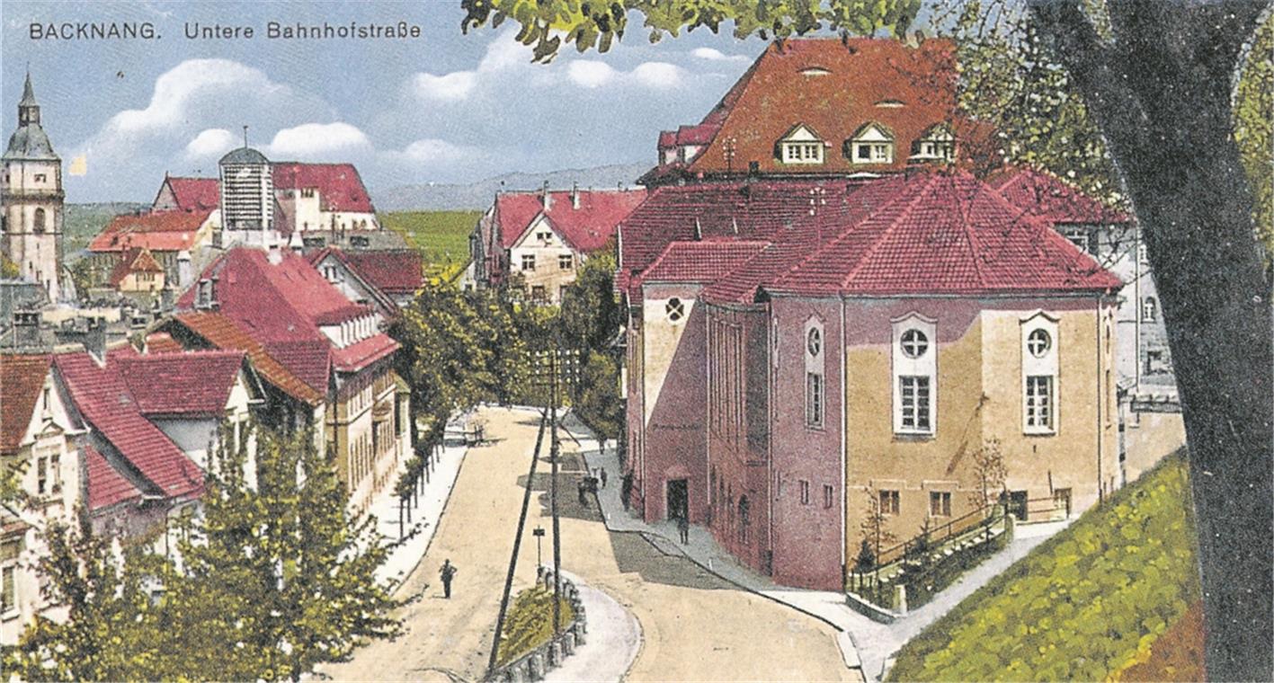 Der Schauplatz des Artistenwettstreits: Das Bahnhofhotel und heutige Bürgerhaus (rechts auf der Postkarte von 1931). Es traten Gruppen auf, in deren Tradition sich die legendären Rondos sahen. Foto: Archiv