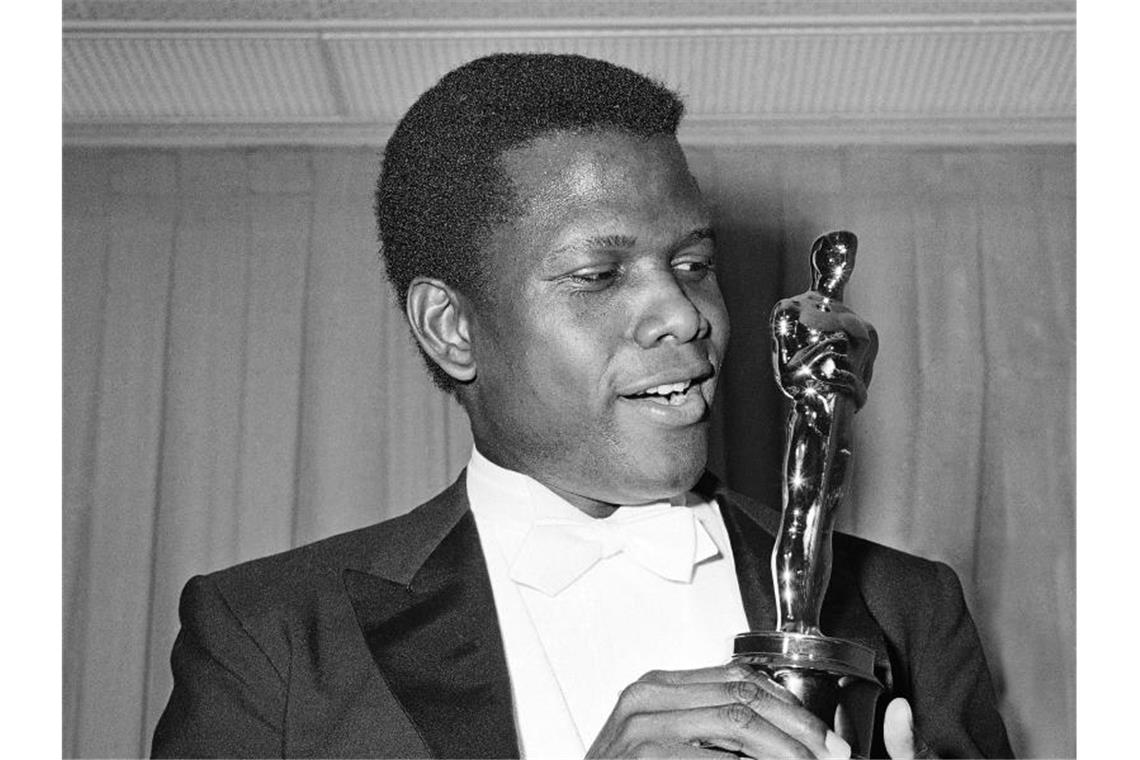 Trauer nach Tod von Sidney Poitier: „Der Größte, der Beste“ Der Schauspieler Sidney Poitier mit seinem Oscar (1964). Foto: Anonymous/AP/dpa