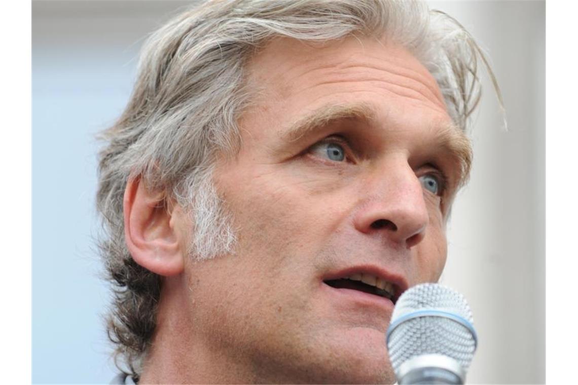Schauspieler Sittler ist stolz auf den Widerstand gegen S21 Der Schauspieler Walter Sittler spricht im Juni 2011 auf einer Demonstration gegen das Bahnprojekt Stuttgart 21. Foto: picture alliance / dpa / Archivbild