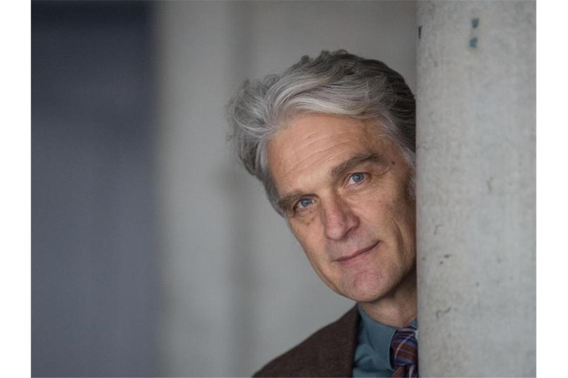 Schauspieler Walter Sittler muss seine Figuren mögen Der Schauspieler Walter Sittler steht im Theaterhaus neben einer Säule. Foto: Marijan Murat/dpa/Archivbild