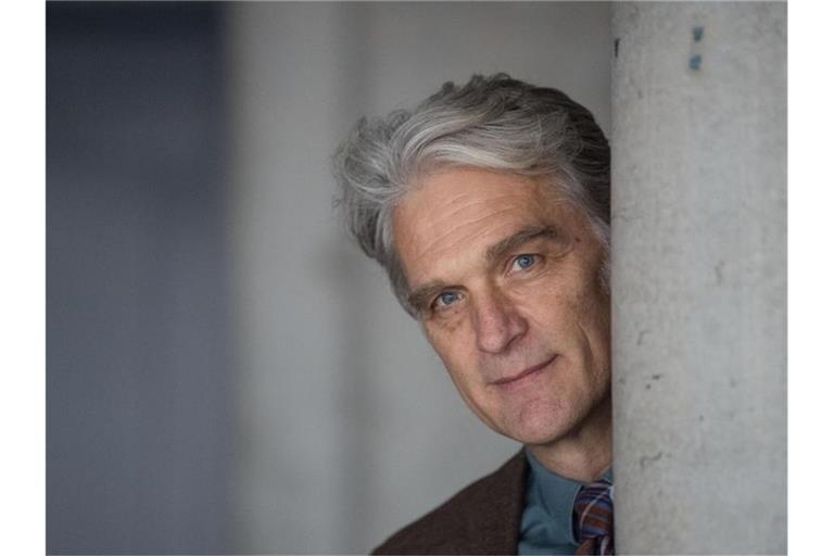 Der Schauspieler Walter Sittler steht im Theaterhaus neben einer Säule. Foto: Marijan Murat/dpa/Archivbild
