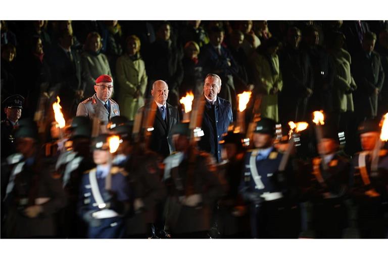 Der scheidende Bundeskanzler Olaf Scholz steht mit Verteidigungsminister Boris Pistorius und General Carsten Breuer, Generalinspekteur der Bundeswehr, beim großen Zapfenstreich der Bundeswehr in Berlin anlässlich seiner Verabschiedung.