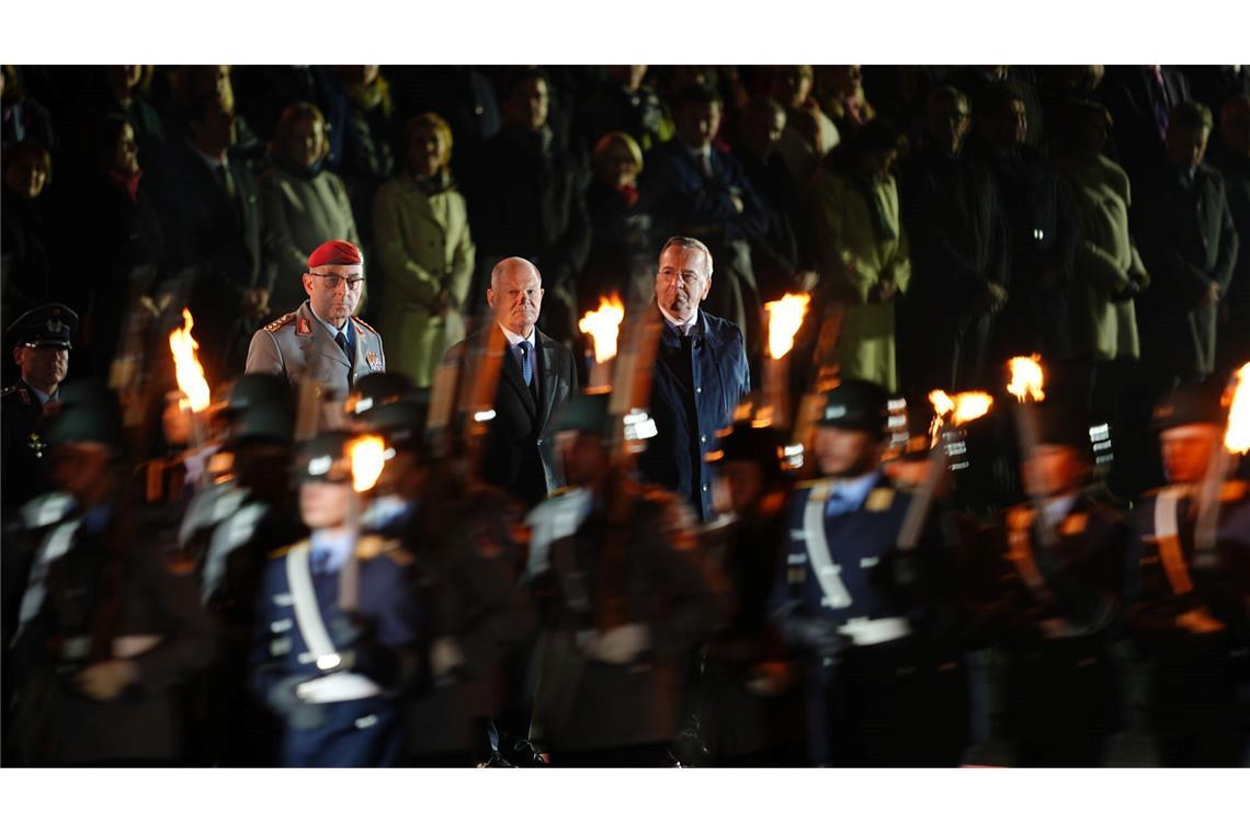 Bilder des Tages Der scheidende Bundeskanzler Olaf Scholz steht mit Verteidigungsminister Boris Pistorius und General Carsten Breuer, Generalinspekteur der Bundeswehr, beim großen Zapfenstreich der Bundeswehr in Berlin anlässlich seiner Verabschiedung.