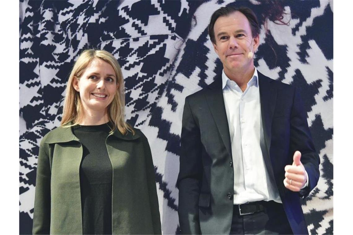 Der scheidende CEO von H&M, Karl-Johan Persson (r), und die neue CEO Helena Helmersson. Foto: Jonas Ekstromer/TT News Agency/AP/dpa
