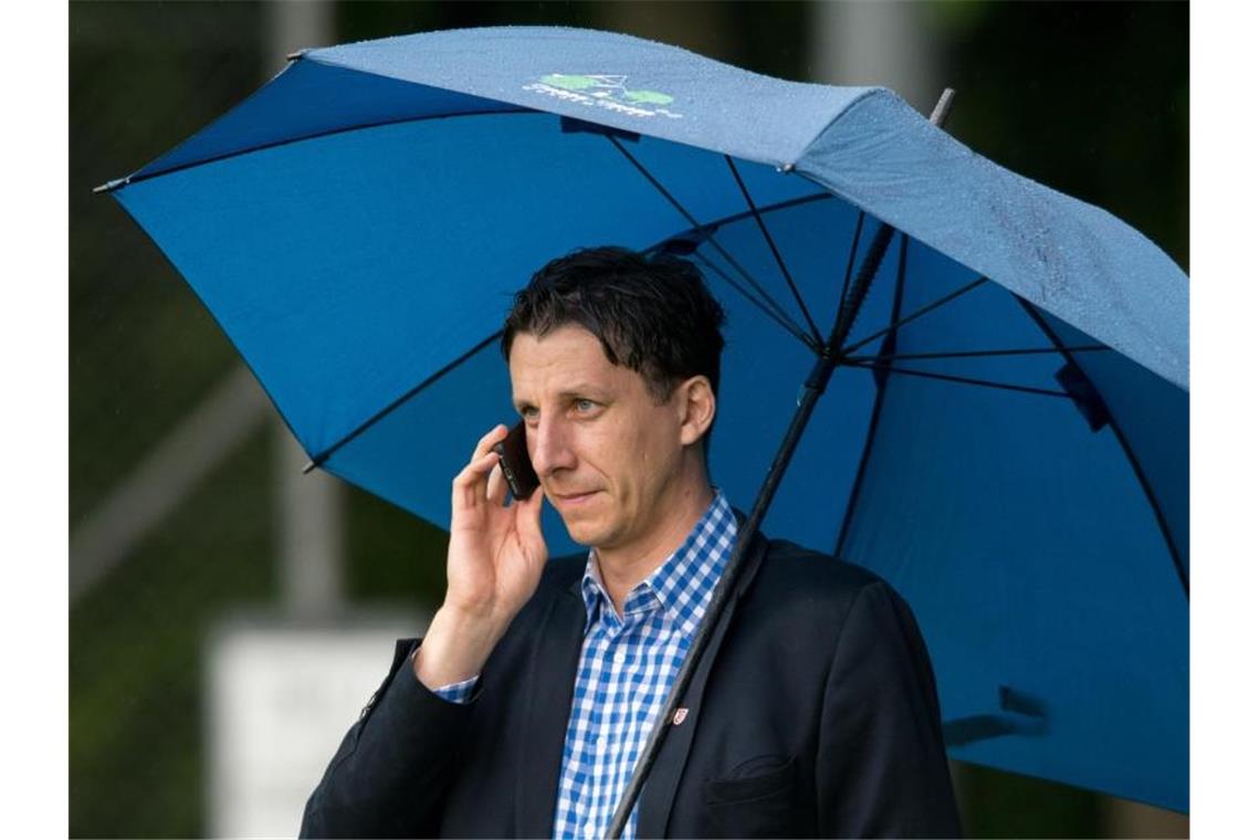 Kellers Zukunft nach Abschied offen: „Für längere Zeit raus“ Der scheidende Geschäftsführer Christian Keller vom SSV Jahn Regensburg telefoniert. Foto: picture alliance / Armin Weigel/dpa