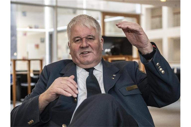 Der scheidende THW-Chef Albrecht Broemme hat für den Ernstfall bestens vorgesorgt - unter anderem mit Fleisch und Whiskey. Foto: Paul Zinken/dpa