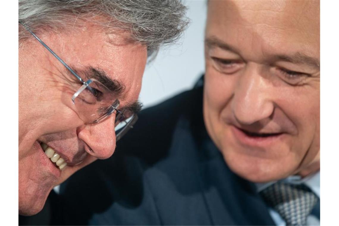 Der scheidende Vorstandsvorsitzende und der neue Siemens-Chef: Joe Kaeser (l.) und Roland Busch. Foto: Peter Kneffel/dpa