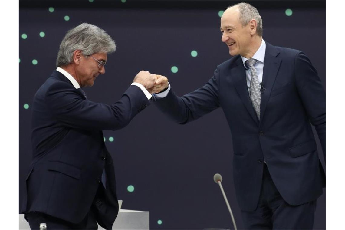Der scheidende Vorstandsvorsitzende und der neue Siemens-Chef: Joe Kaeser (l.) und Roland Busch. Foto: Matthias Schrader/POOL AP/dpa