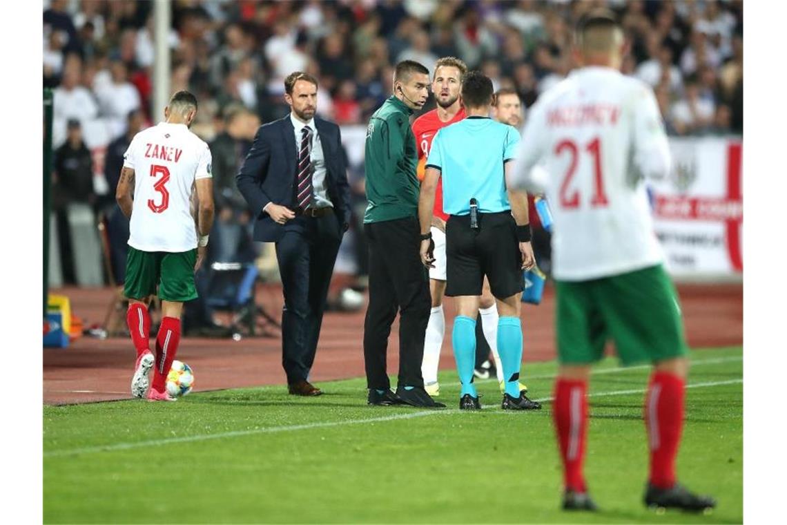 Rassismus im Fußball: „Wir können Hass nicht siegen lassen“ Der Schiedsrichter Ivan Bebek spricht mit dem englischen Manager Gareth Southgate (l) und Harry Kane (M) während des Spiels. Foto: Nick Potts/PA Wire/dpa