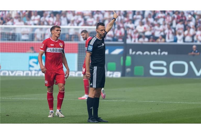 Der Schiedsrichter Sven Jablonski zieht sich den Unmut der Stuttgarter zu, hier ist Grischa Prömel zu sehen.