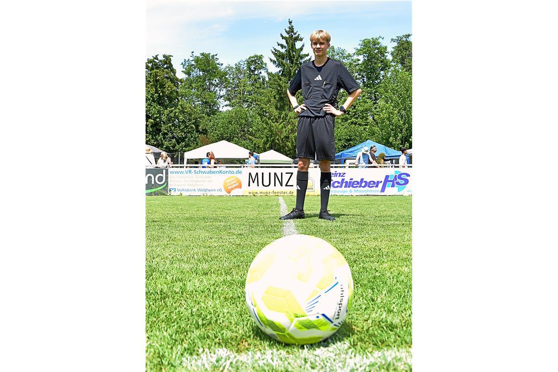 Der Schiedsrichter und der Spielball warten auf die Nachwuchsfußballer.