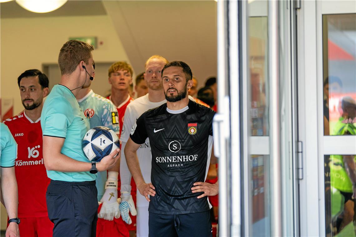 Der Schiedsrichter und die Teams kurz vor dem Anpfiff.