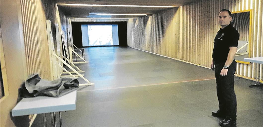 Der Schießkeller im Waiblinger Revier zieht sich etwa über 25 Meter Länge. Steffen Rommel zeigt hier seinen Schützlingen beispielsweise den richtigen Umgang mit der Waffe. Die Polizisten können anhand von Videosimulationen einen Ernstfall trainieren. Foto: Y. Weirauch