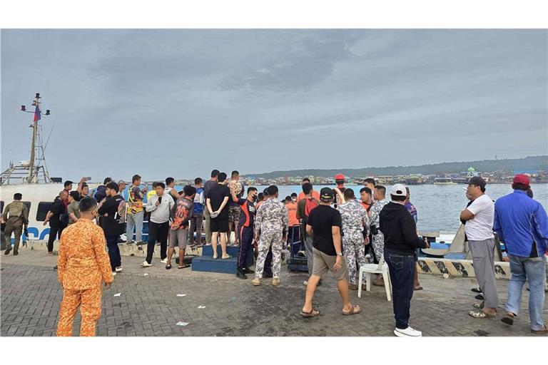 Der Schiffsbetreiber sprach den Angehörigen der Opfer sein tiefes Beileid aus und bat um Geduld während der Sucharbeiten.