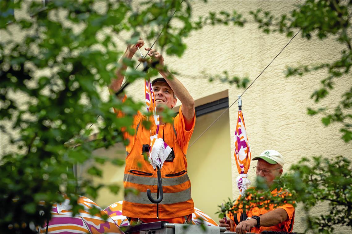 Die Aufbauarbeiten für das Backnanger Straßenfest Der Schirmhimmel wird an einer eigens angefertigten Konstruktion angebracht.