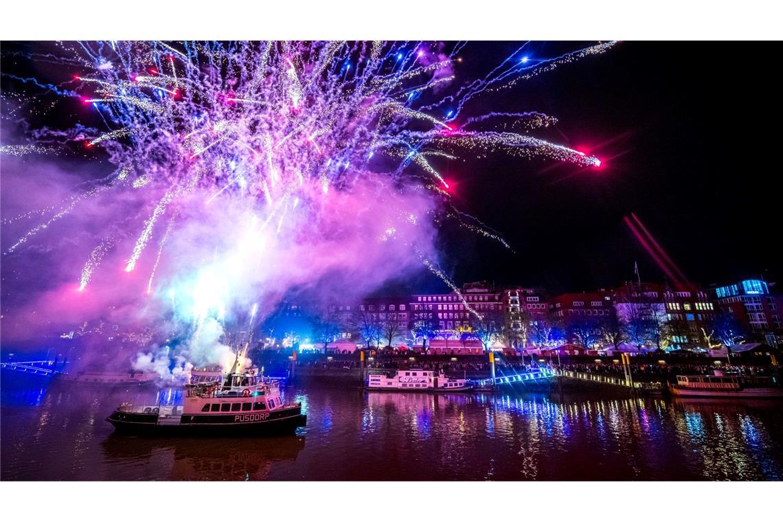 Bilder des Tages Der "Schlachte-Zauber" auf der Weserpromenade in Bremen wird mit einem Feuerwerk eröffnet. Vom 25. November an können Besucher an der Weserpromenade Schlachte und auf dem Marktplatz die Bremer Weihnachtsmärkte besuchen.
