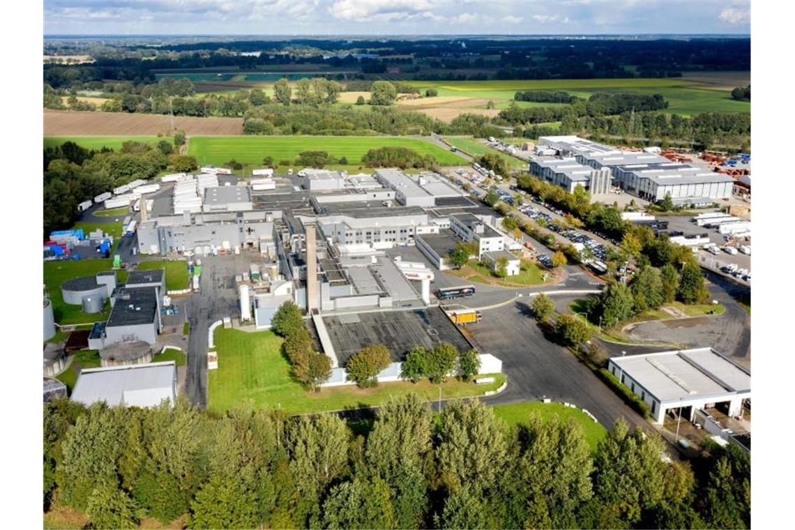 Schlachthofschließungen vergrößern Not der Bauern Der Schlachthof des Lebensmittelkonzerns Vion in einem Gewerbegebiet am Ortsrand (Luftaufnahme mit Drohne). Foto: Hauke-Christian Dittrich/dpa