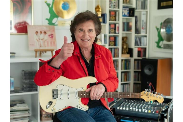 Der Schlagersänger Olaf Malolepski, der als „Olaf der Flipper“ auftritt, in seinem Haus im Tonstudio. Foto: Uli Deck/dpa/Archivbild