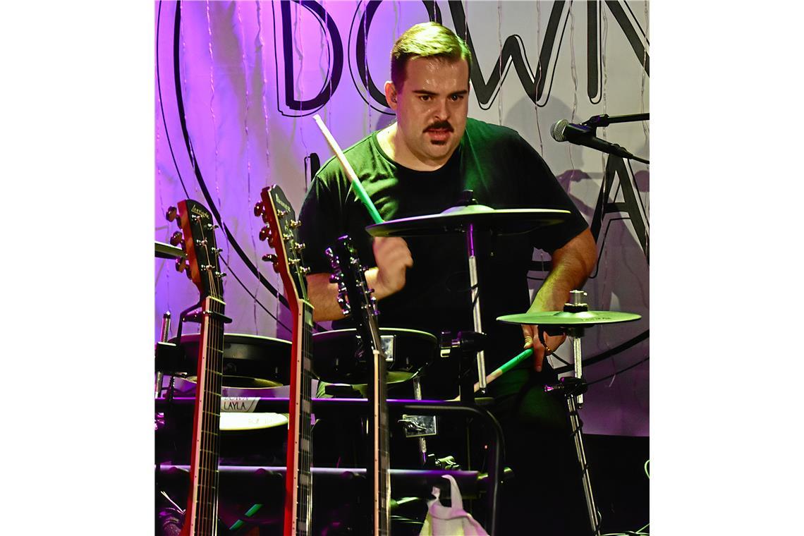 Der Schlagzeuger. Die Band Lay Down Layla bringt mit einer energiegeladenen Misc...