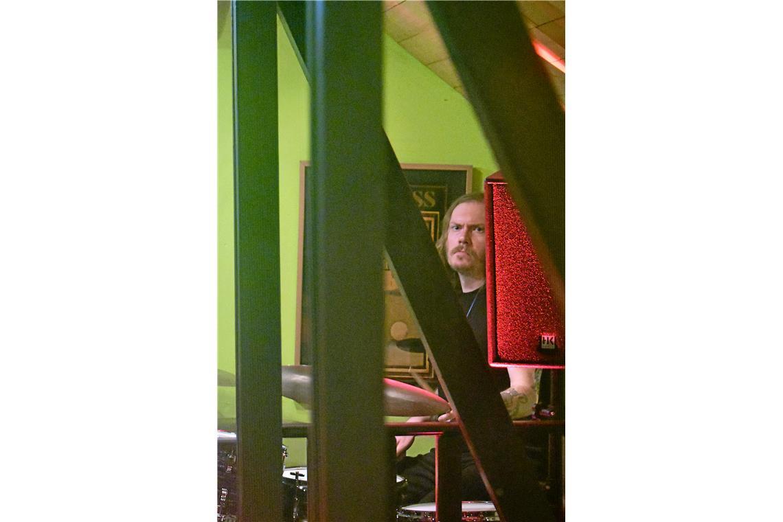 Der Schlagzeuger unter der Dachschräge. Die Black Byrds bringen im An Sibin Iris...