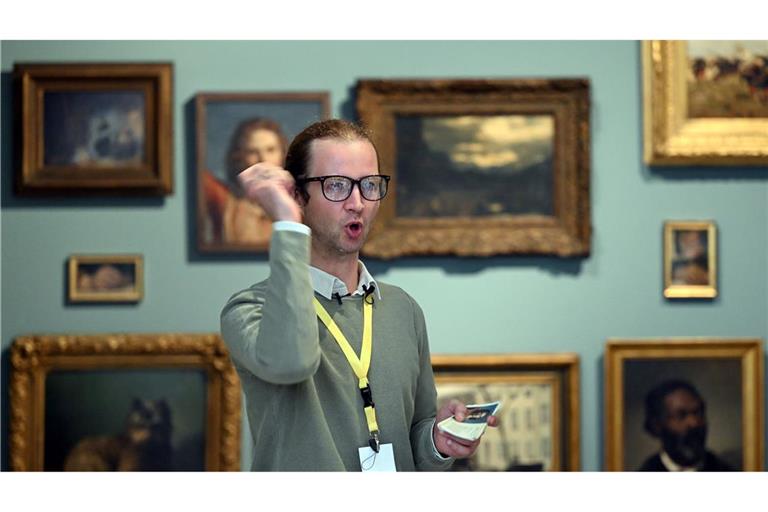 Der schlecht gelaunte "Grumpy Guide" im Düsseldorfer Kunstpalast ist ein riesiger Publikumserfolg.