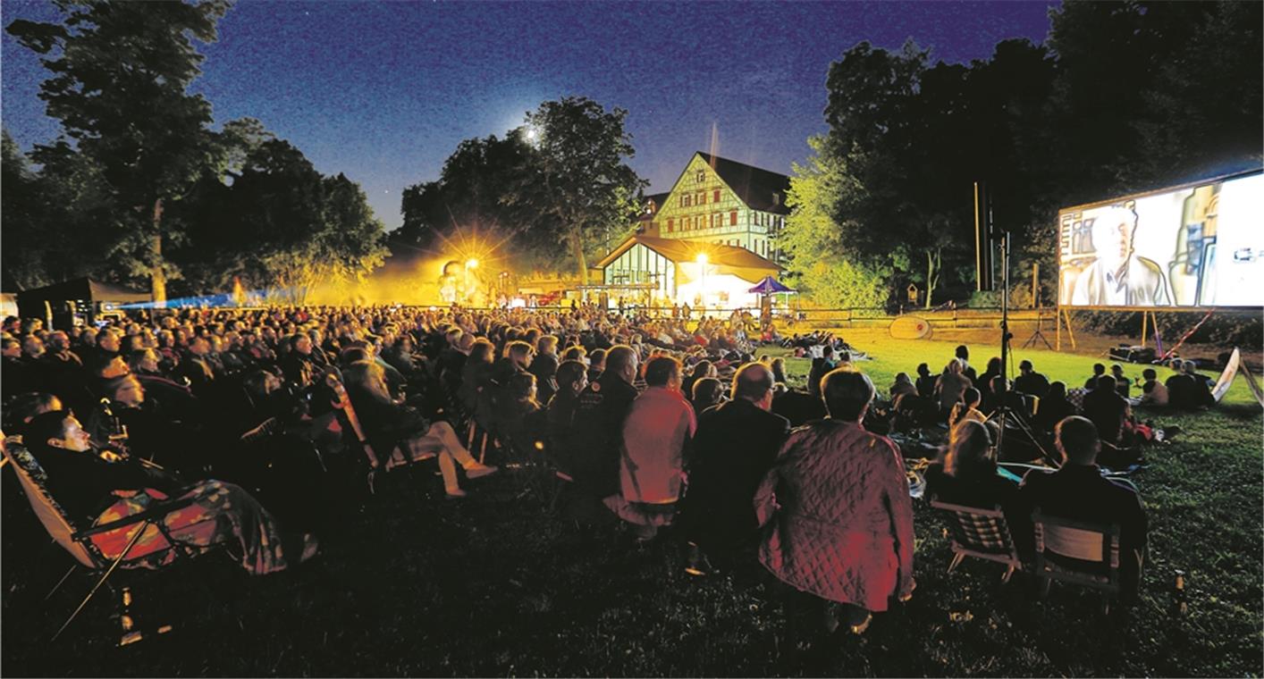 Filmgenuss unterm Sternenhimmel Der Schlossgarten in Oppenweiler verwandelt sich morgen Abend wieder in einen Kinosaal: Ab 21.30 Uhr ist dort die französische Komödie „Monsieur Pierre geht online“ zu sehen. Archivfoto: A. Becher